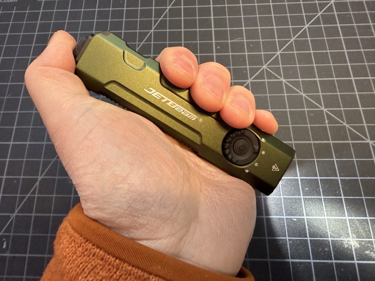 Jetbeam E26 Kunai 3-in-1 flat EDC flashlight review – Pew pew in your pocket